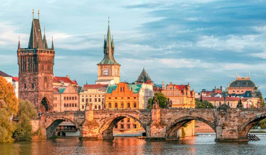 Prague hors des sentiers battus : Guide des lieux historiques et des monuments cachés